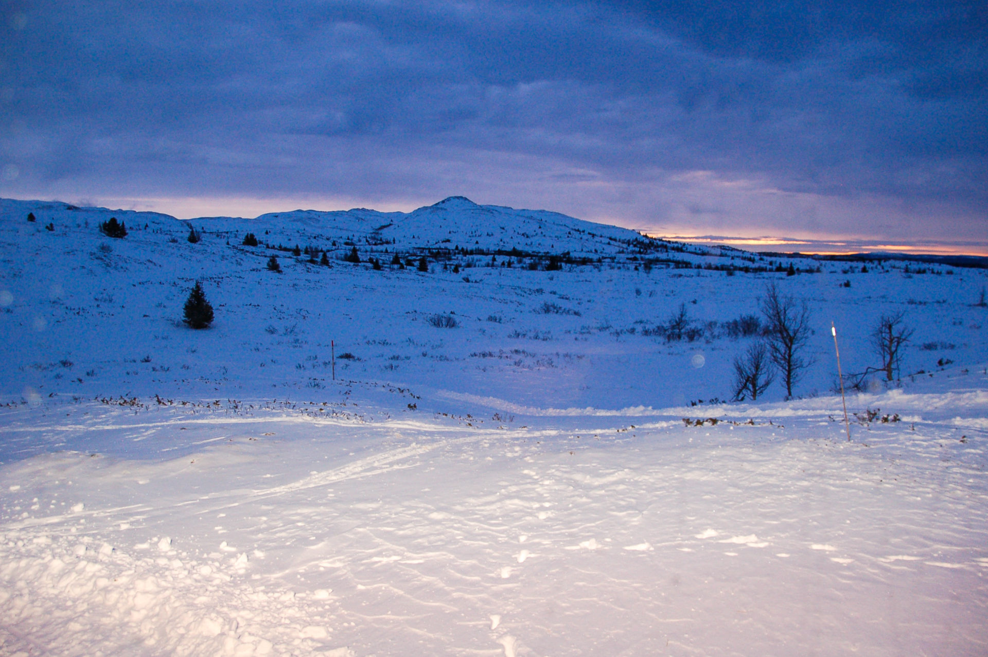 Beginnender Sonnenaufgang nach der Nacht auf der Pistenraupe in Norwegen