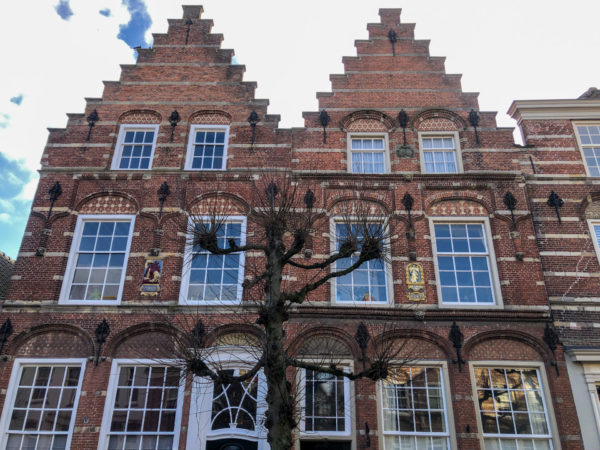 Häuser mit Treppengeibel in der niederländischen Festtungsstadt Woudrichem
