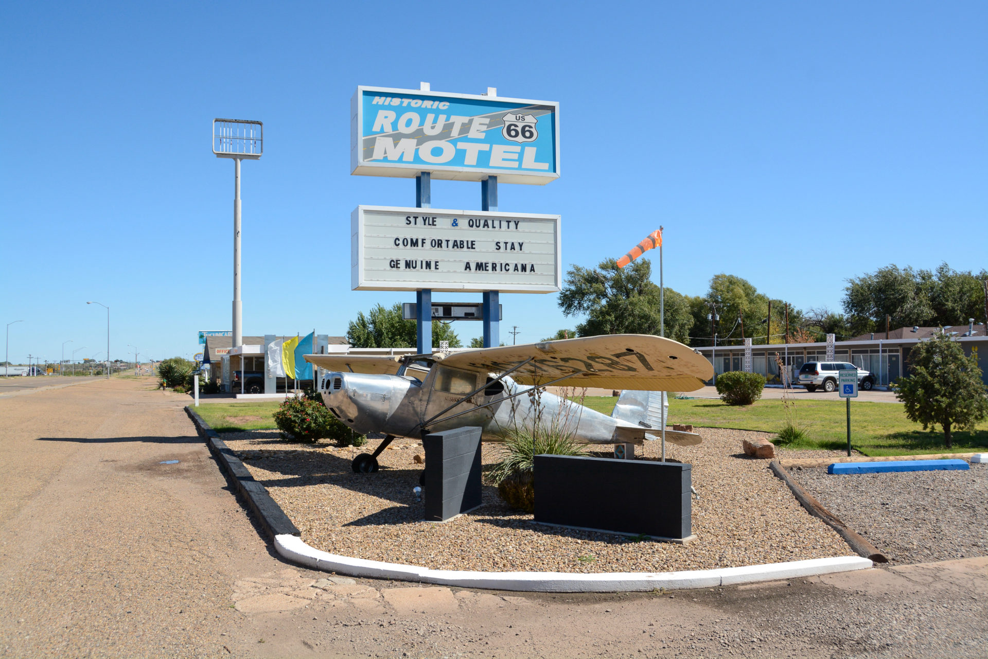Flugzeug vor dem Historic Route 66 Motel in Tucumcari, New Mexico