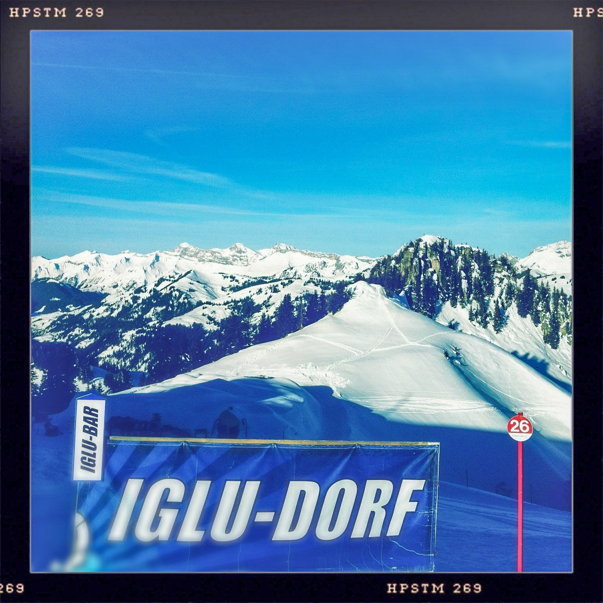 Iglu-Dorf auf einem Berg beim Wintersport in Gstaad