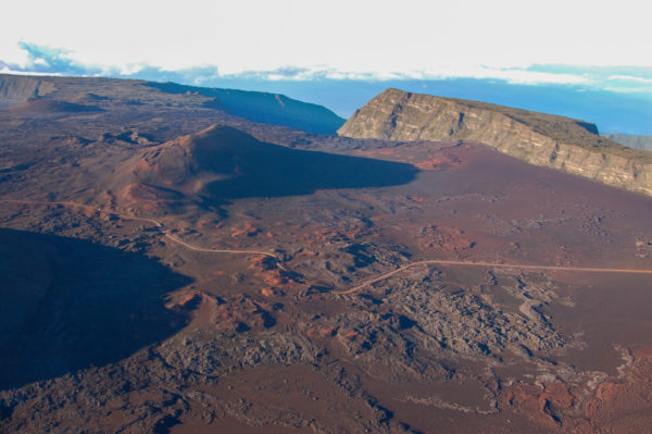 Vulkankrater und Berge mit Straße, auf der Autowerbung gedreht wird, auf der französischen Insel La Réunion