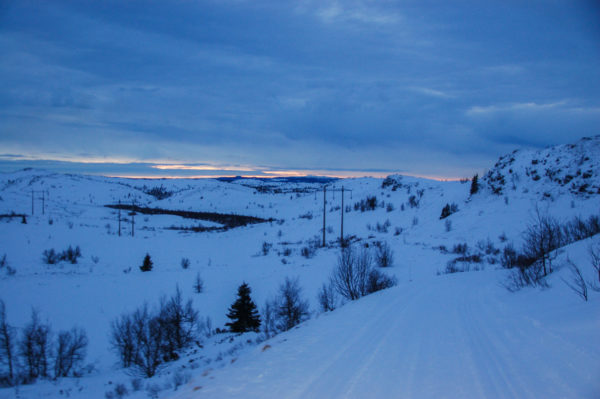 Pistenraupe bahnt sich den Weg durch die Nacht in Skeikampen in Norwegen