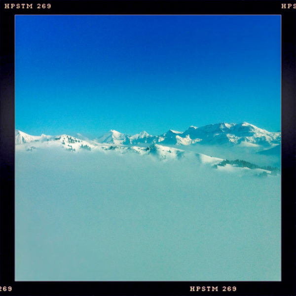 Eiger, Mönch und Jungfrau ragen aus dem Nebel herovr beim Wintersport in Gstaad