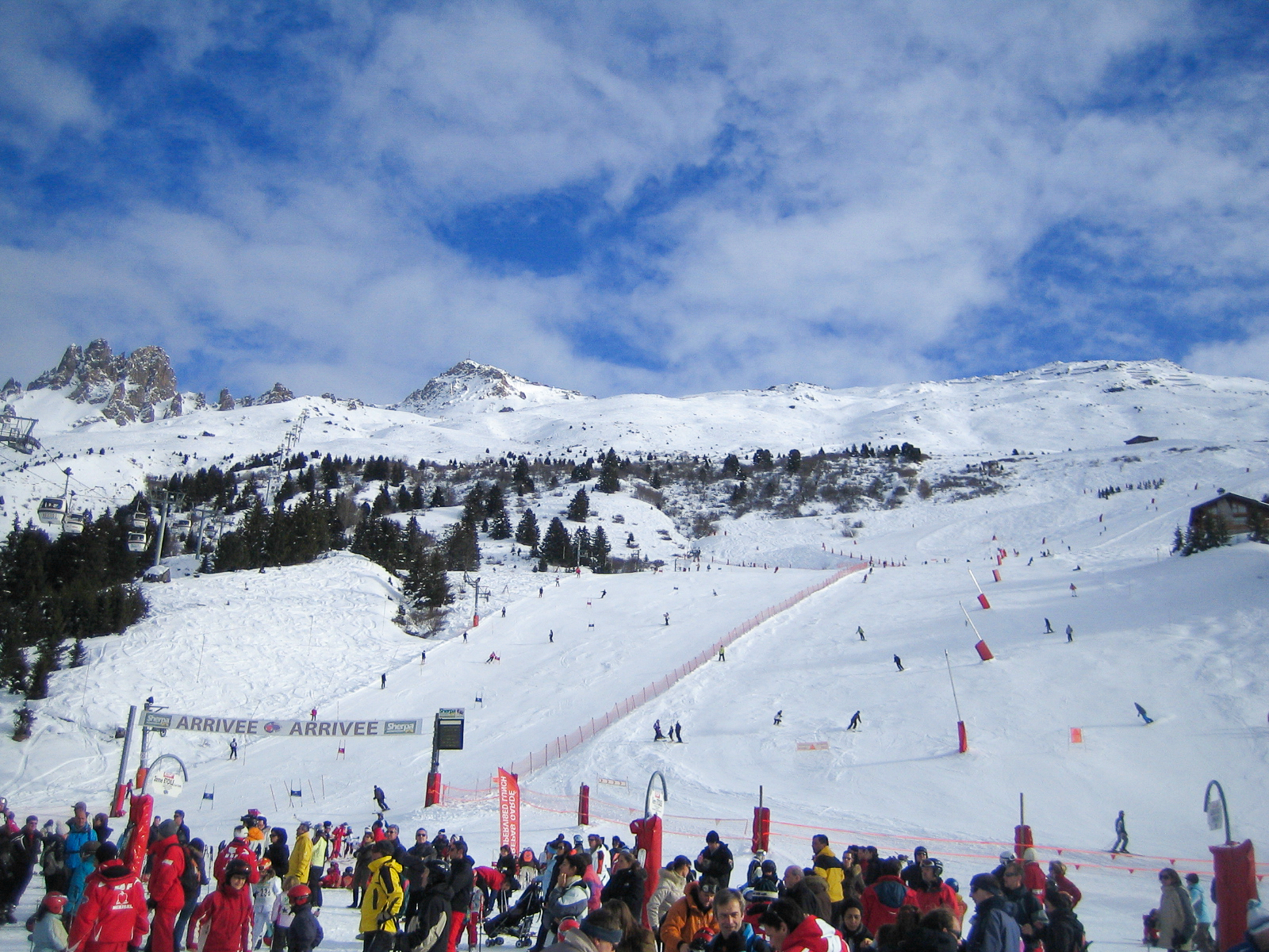 Rennpiste in den Savoyer Alpen mit einer enormen Vielzahl an Skifahrern