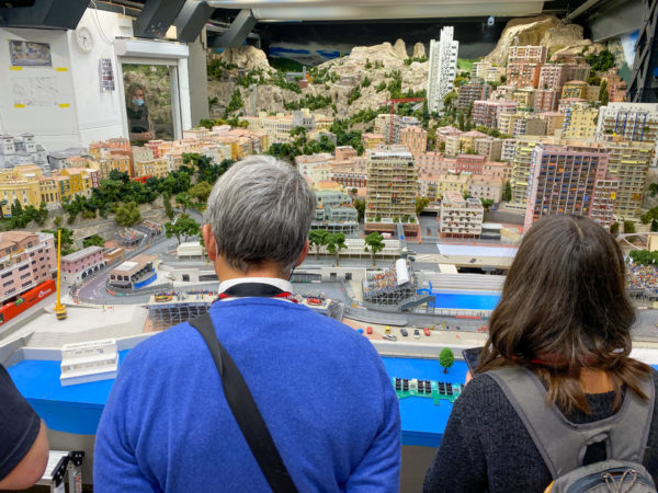 Besucher schauen interessiert auf einen Nachbau der Stadt Rio de Janeiro im Miniaturwunderland Hamburg