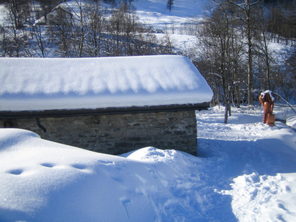 Dicke Schneedecke auf einer Hütte in Saint-Martin-de-Belleville in Frankreich