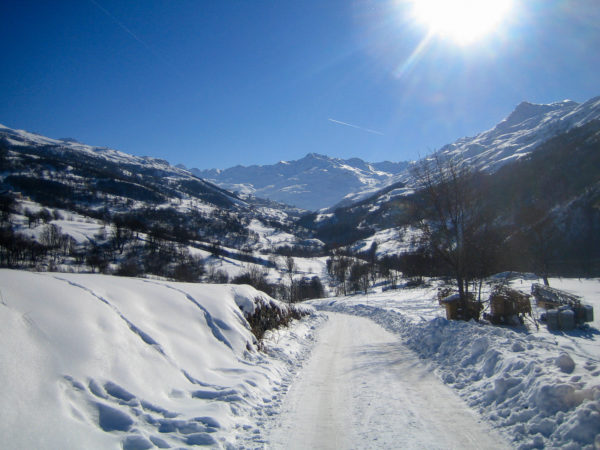 Schneeschuwanderung in den tief verschneiten Bergen der Savoyer Alpen