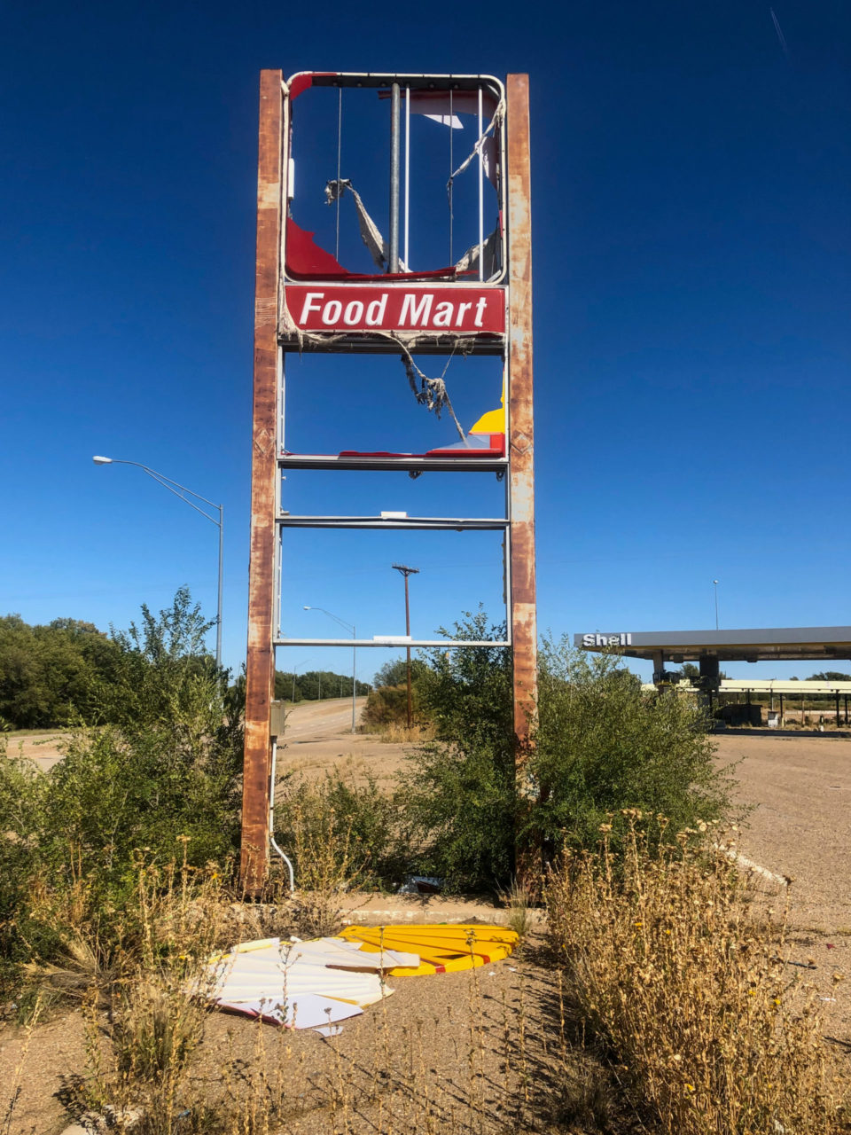 Schild mit herausbegrochenem und anschließend heruntergefallenem Logo von Shell in Tucumcari