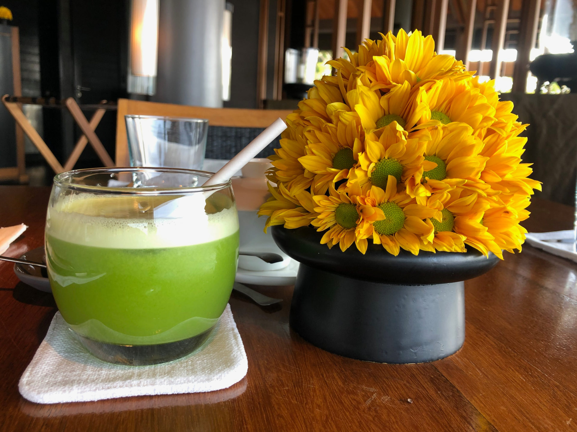 Grüner Smoothie mit gelben Blumen im Aman Hotel am Südchinesischen Meer in Vietnam