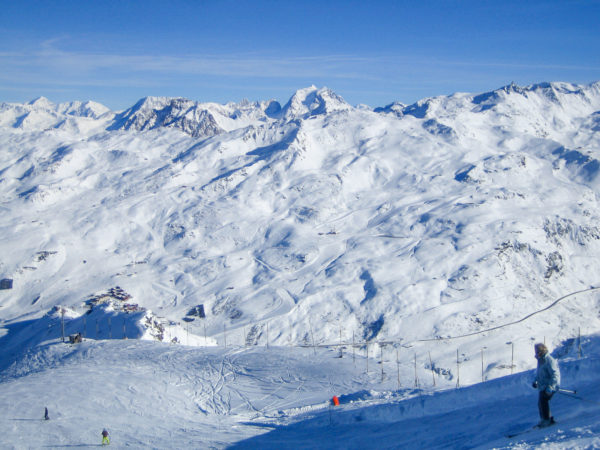 Alpenpanorama mit Skipisten in den französischen Alpen bei Les Menuires