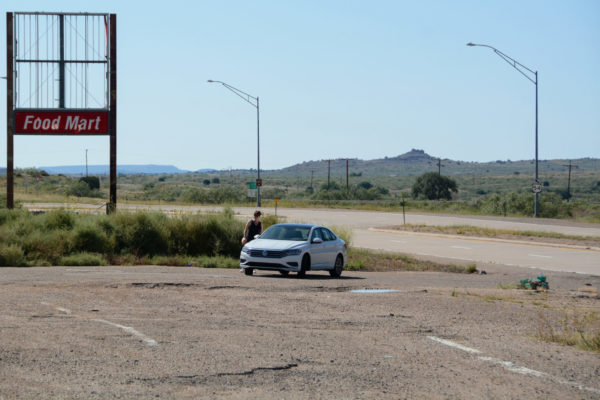 VW Jetta auf dem Parkplatz einer verlassenen Tankstelle in Tucumcari, New Mexico