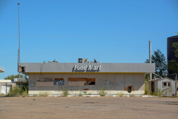 Verlassener Markt bei einer Tankstelle in Tucumcari, New Mexico
