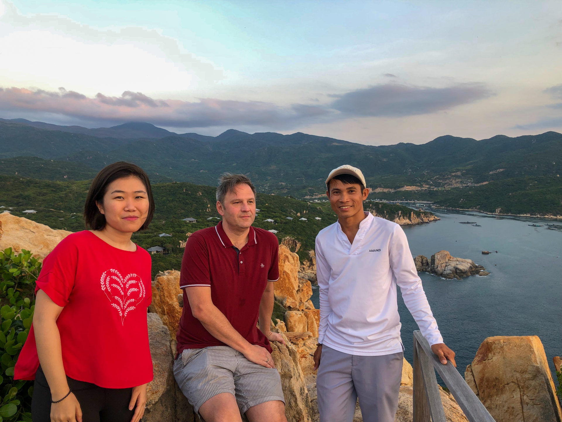 Autor Ralf mit seinen vietnameischen Wanderfreunden an der Vinh Vinh Hy Bucht in Vietnam