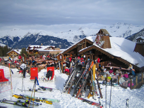 Volle Skihütte bei Courchevel in den französischen Alpen
