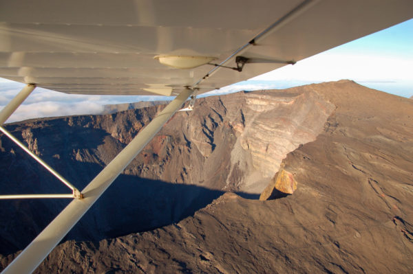 Rundflug über La Réunion zu einer Kante eines Vulkankegels während einer Rundreise