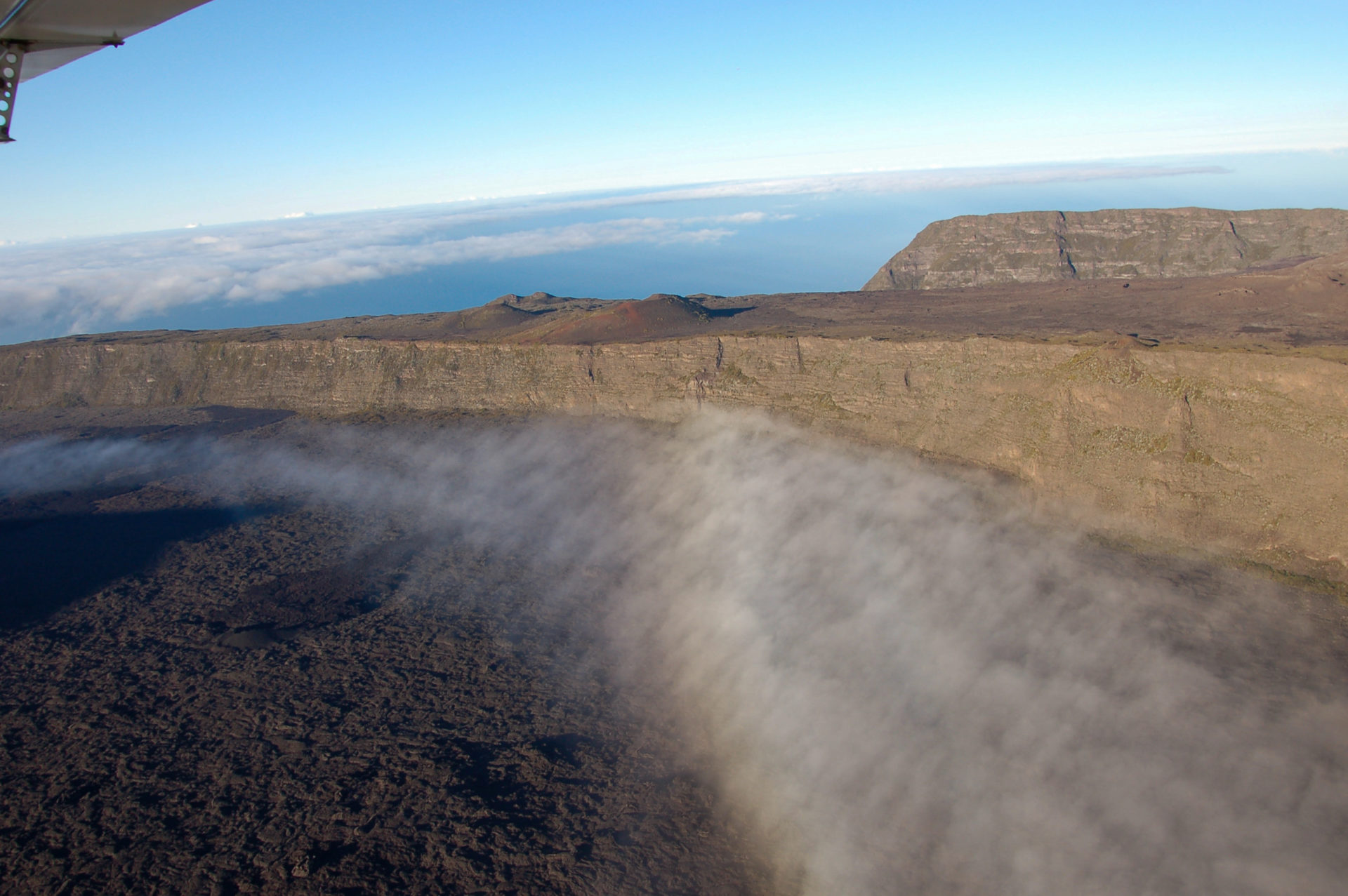 Mondlandschaft mit Wolkenteppich und Bergkante auf La Réunion aus der Luft gesehen