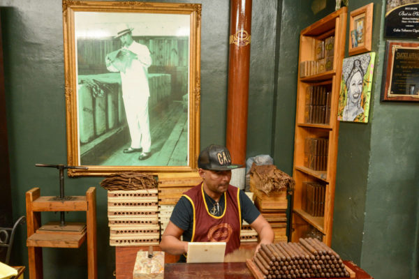 Zigarrendreher in der Little Cuban Cigar Factory in Little Havana