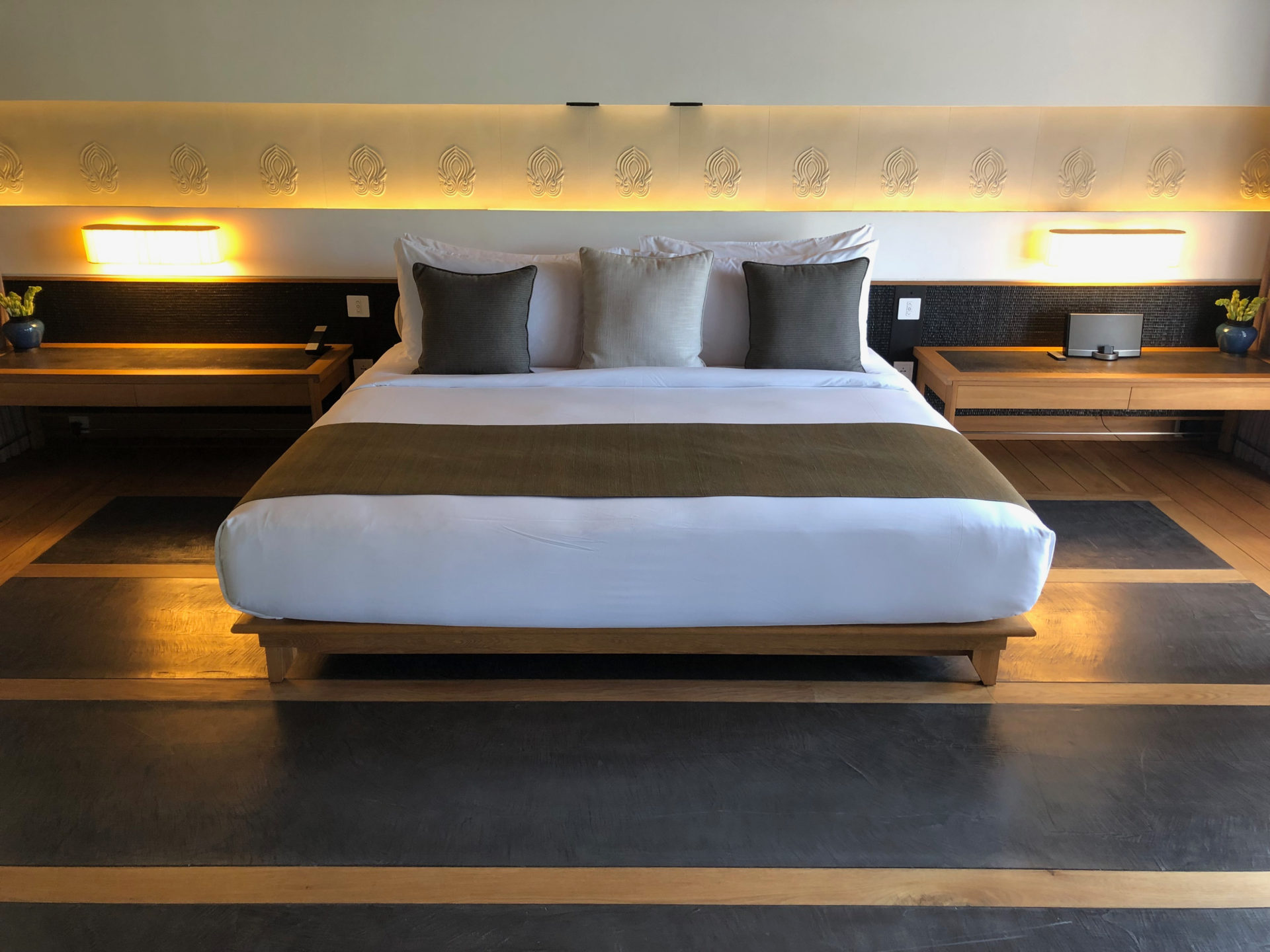 Elegantes Schlafzimmer im Amanoi mit viel graden Linien