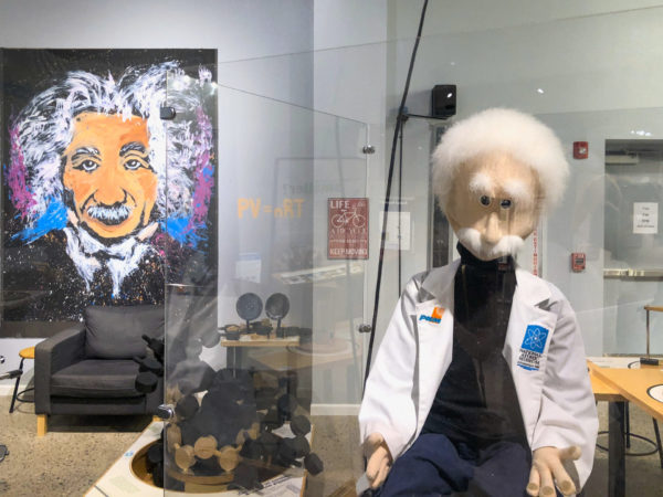 Puppe und Gemälde von Albert Einstein im National Museum of Nuclear Power in Albuquerque