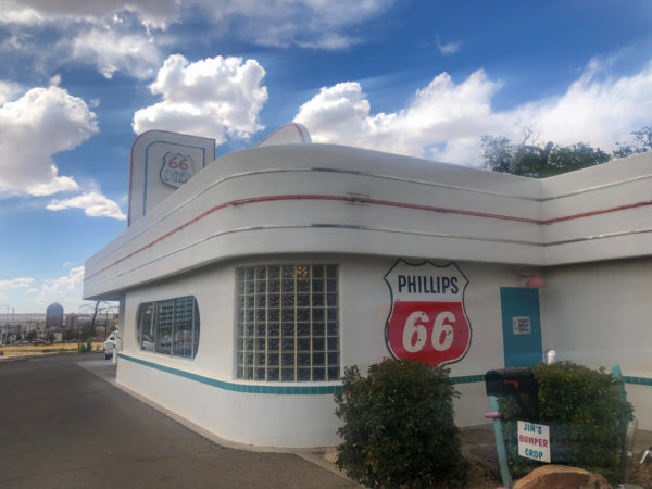 Außenaufnahme des 66 Diner in Nob Hill an der Route 66 in Albuquerque