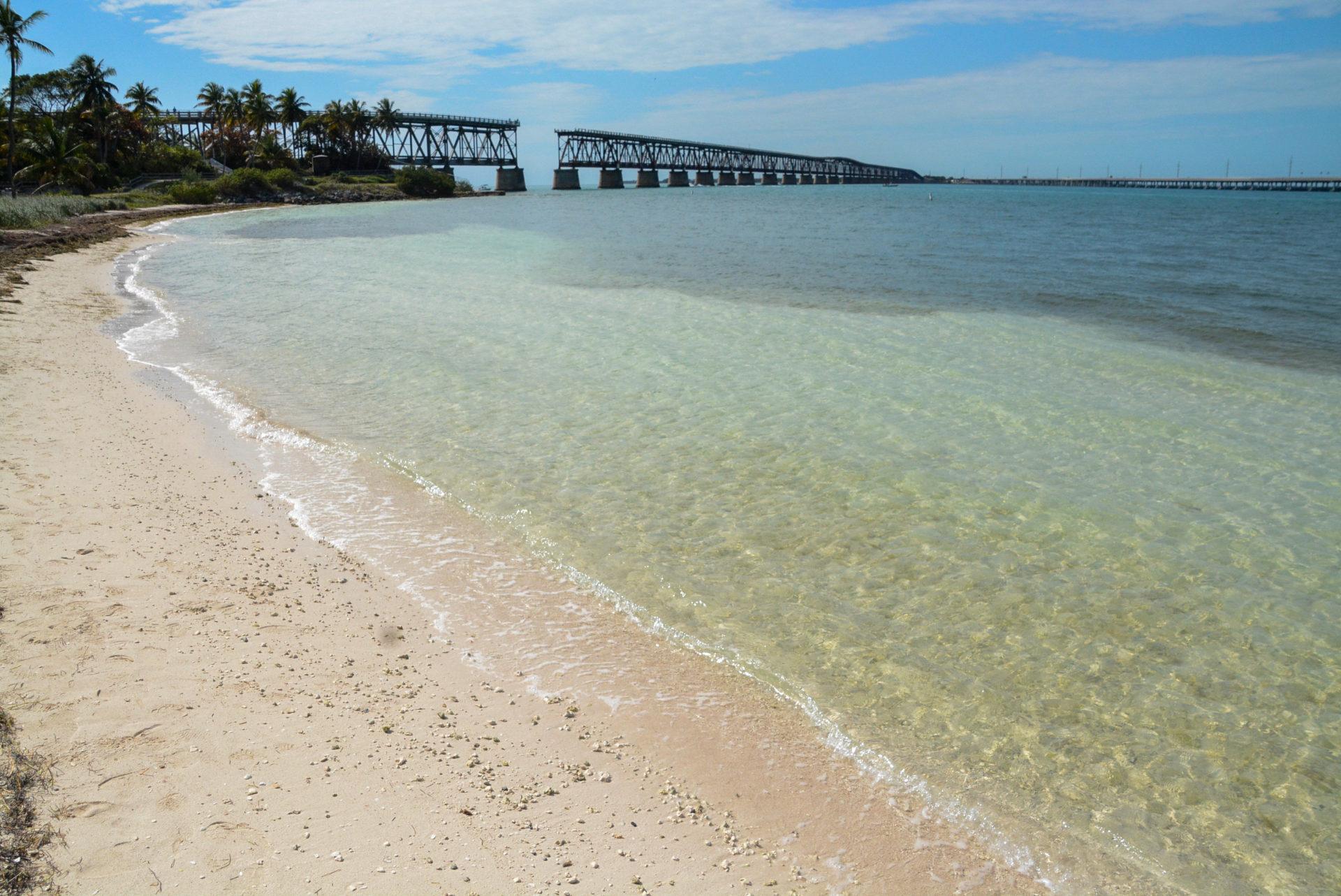 Der Strand auf Bahia Honda Key in Florida mit der alten Brücke der Eastcoast Railway