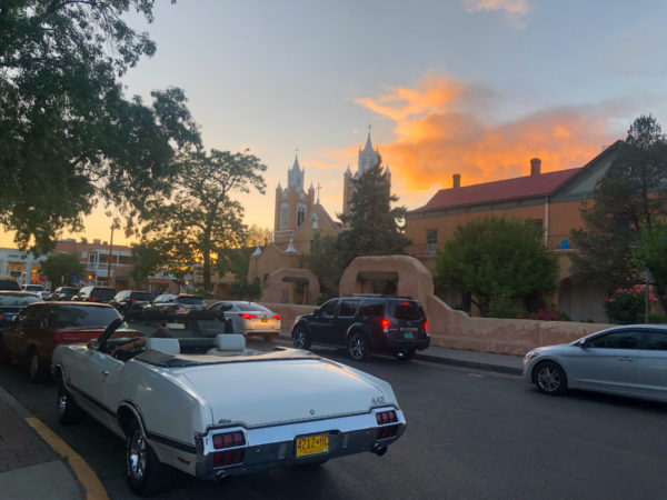 Dramatische Dämmerung mit Oldtimer-Cabrio in Old Town , einem der Highlights von Albuquerque