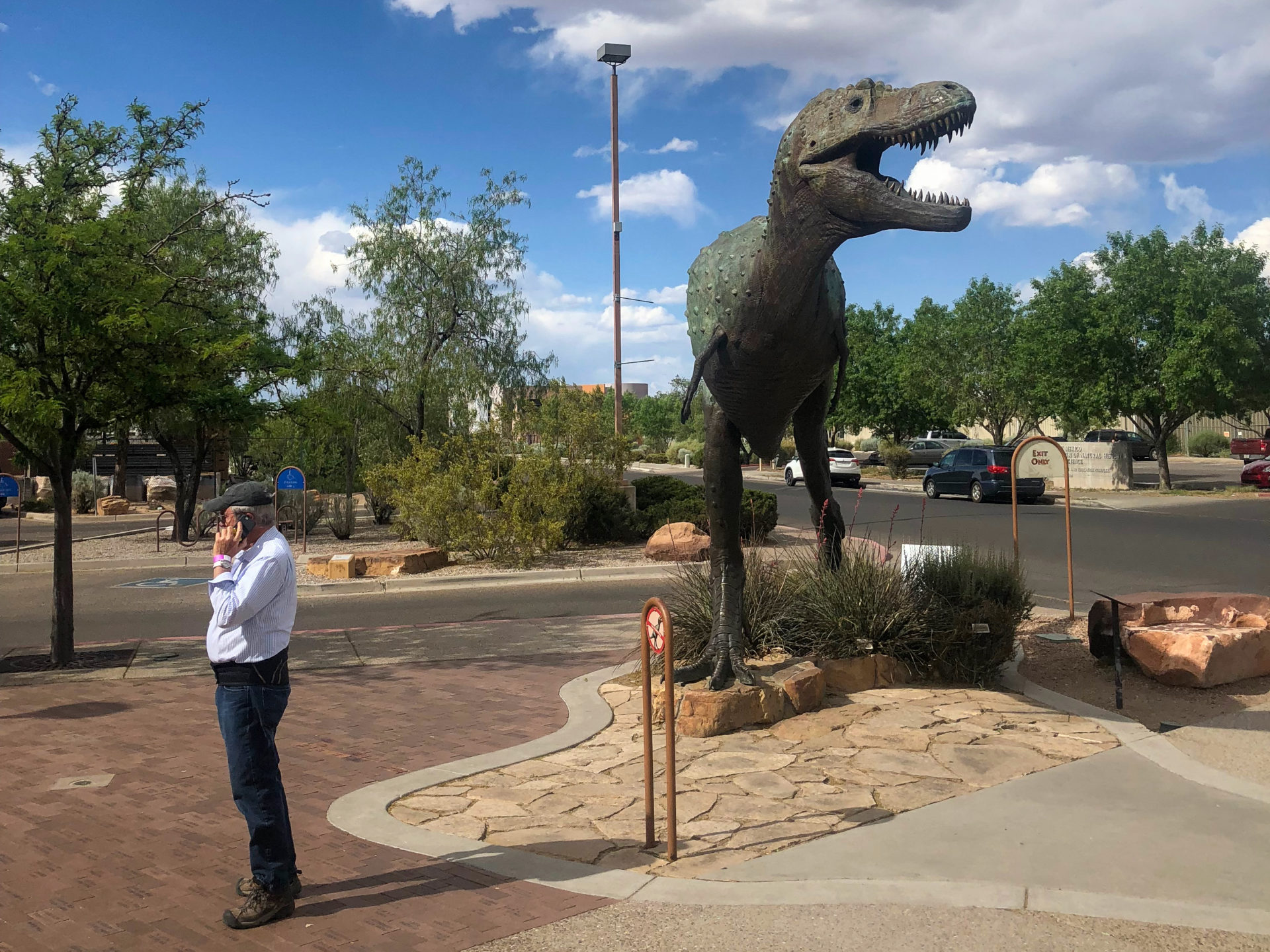 Dinosaurier Statue mit telefonierendem Mann in New Mexico
