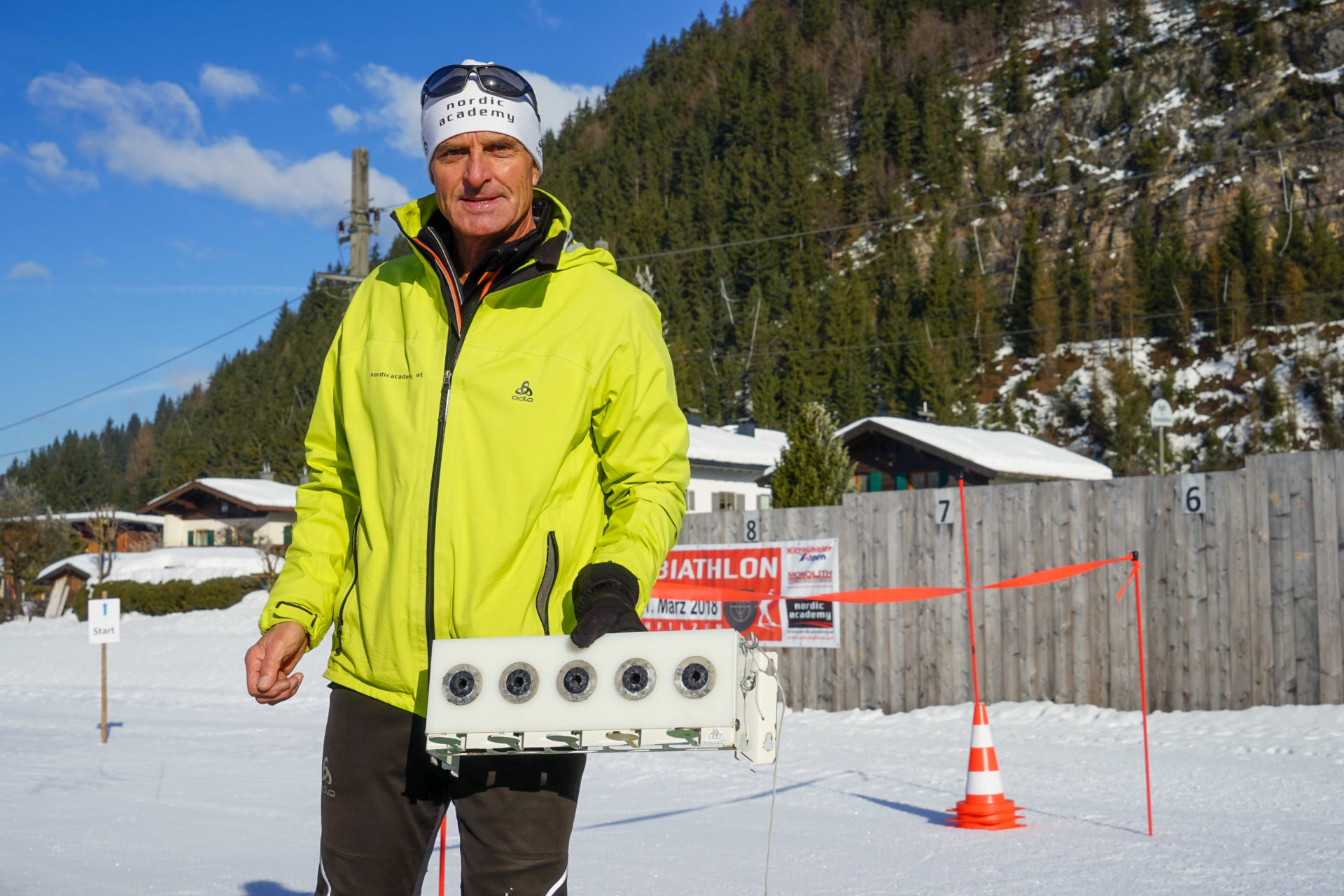 Biathlon-Trainer Gerhard Blaas mit der Zielscheibe in Hochfilzen