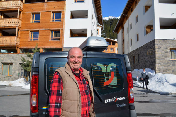 Gründer des Graubünden Express vor der Priva Alpina Lodge in Lenzerheide
