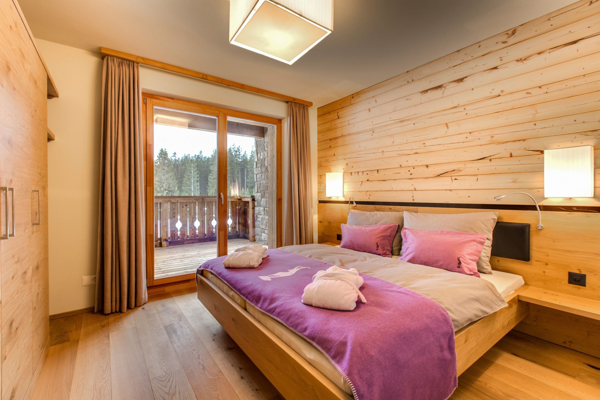 Gemütlich rustikales Schlafzimmer in der Priva Alpina Lodge in Lenzerheide