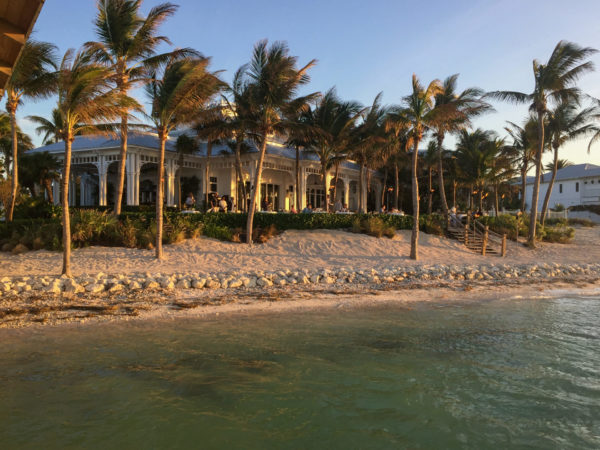 Ein windiger Tag mit wehenden Palmen auf Sunset Key in Florida