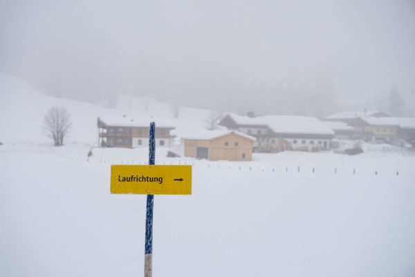 Laufrichtung nach rechts, zeigt ein Schild am Parcours des Gästebiathlon in Hochfilzen in Tirol an