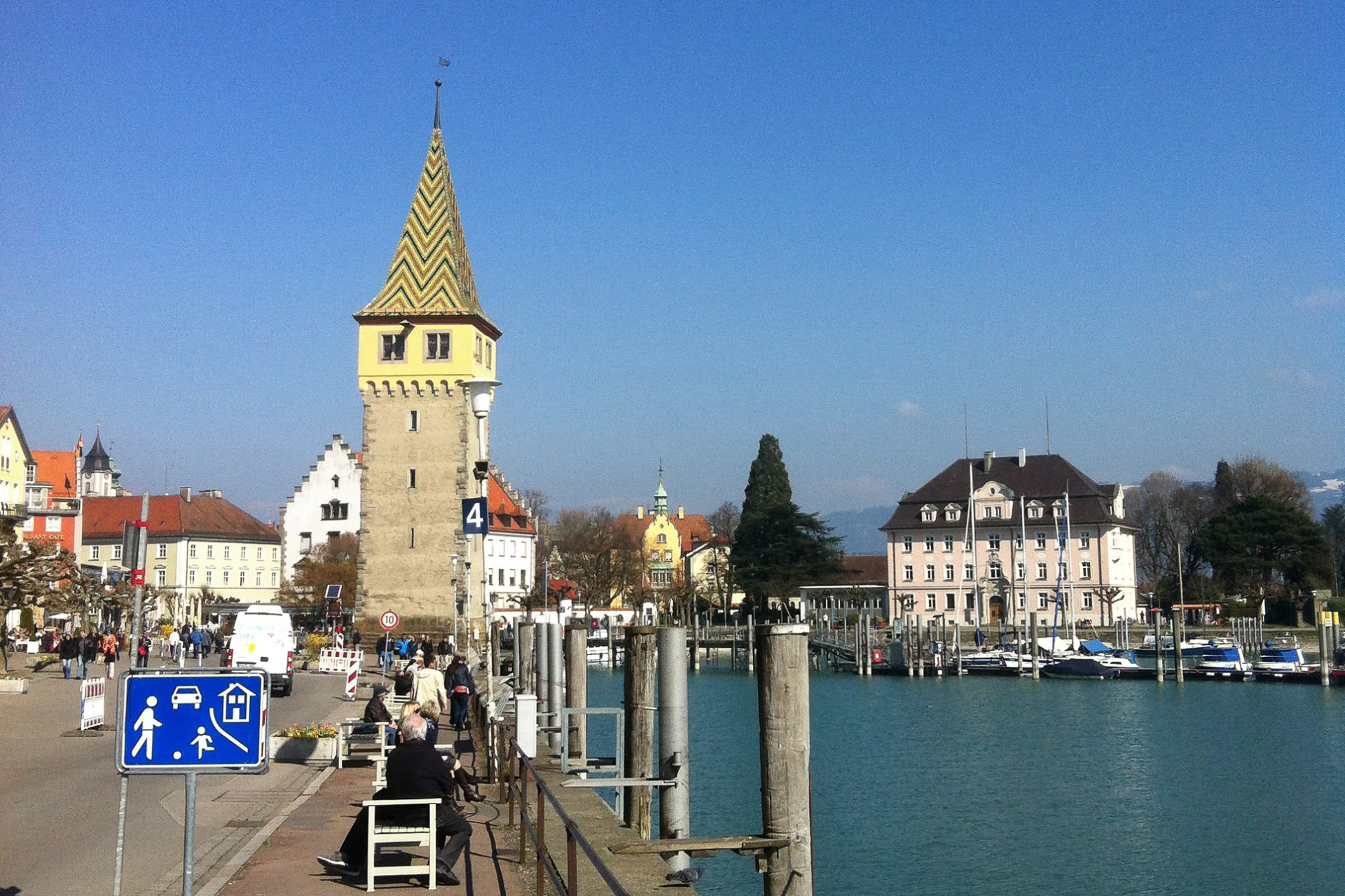 Der Hafen von Lindau am Bodensee mit in der Ferne die Alpen