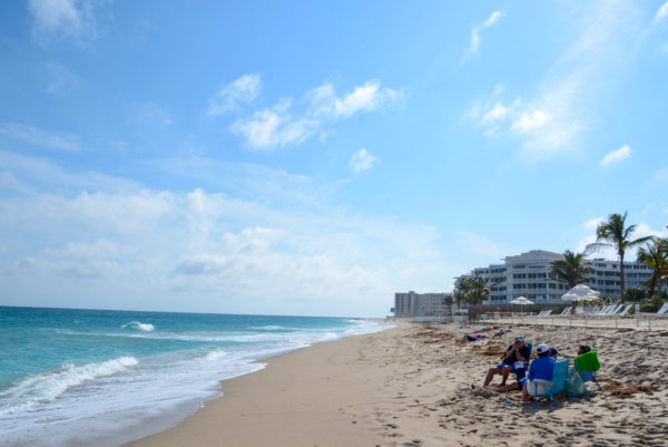 Eine Gruppe von Sonnenbadenden am Municipal Beach von Palm Beach