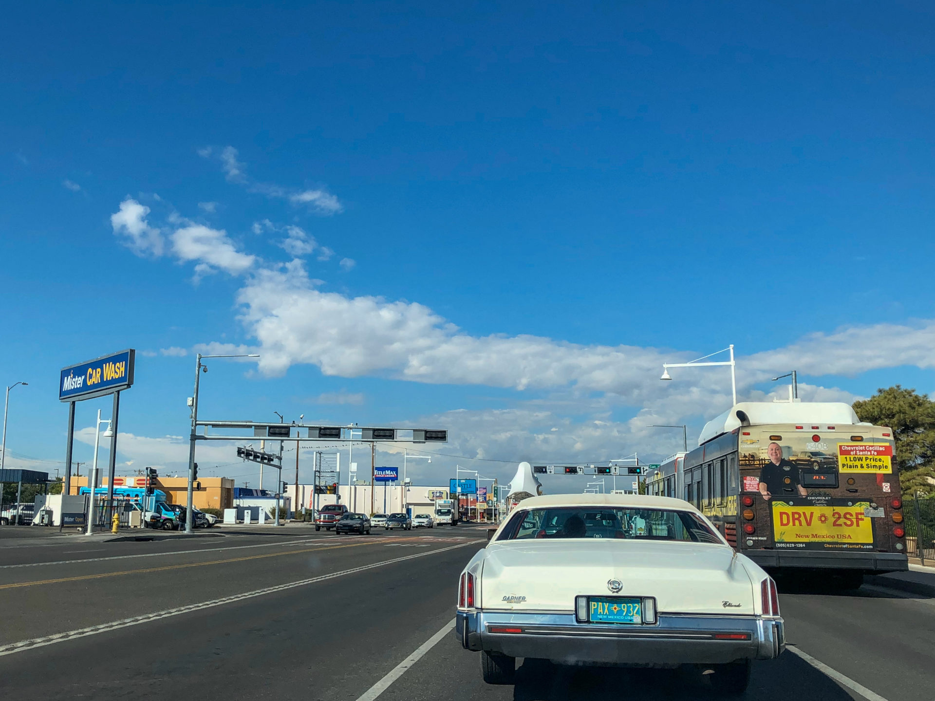 Mister Car Wash in Albuquerque ist ein Originalschauplatz der Serie Breaking Bad in Albuquerque, hier mit einem alten Straßenkreuzer