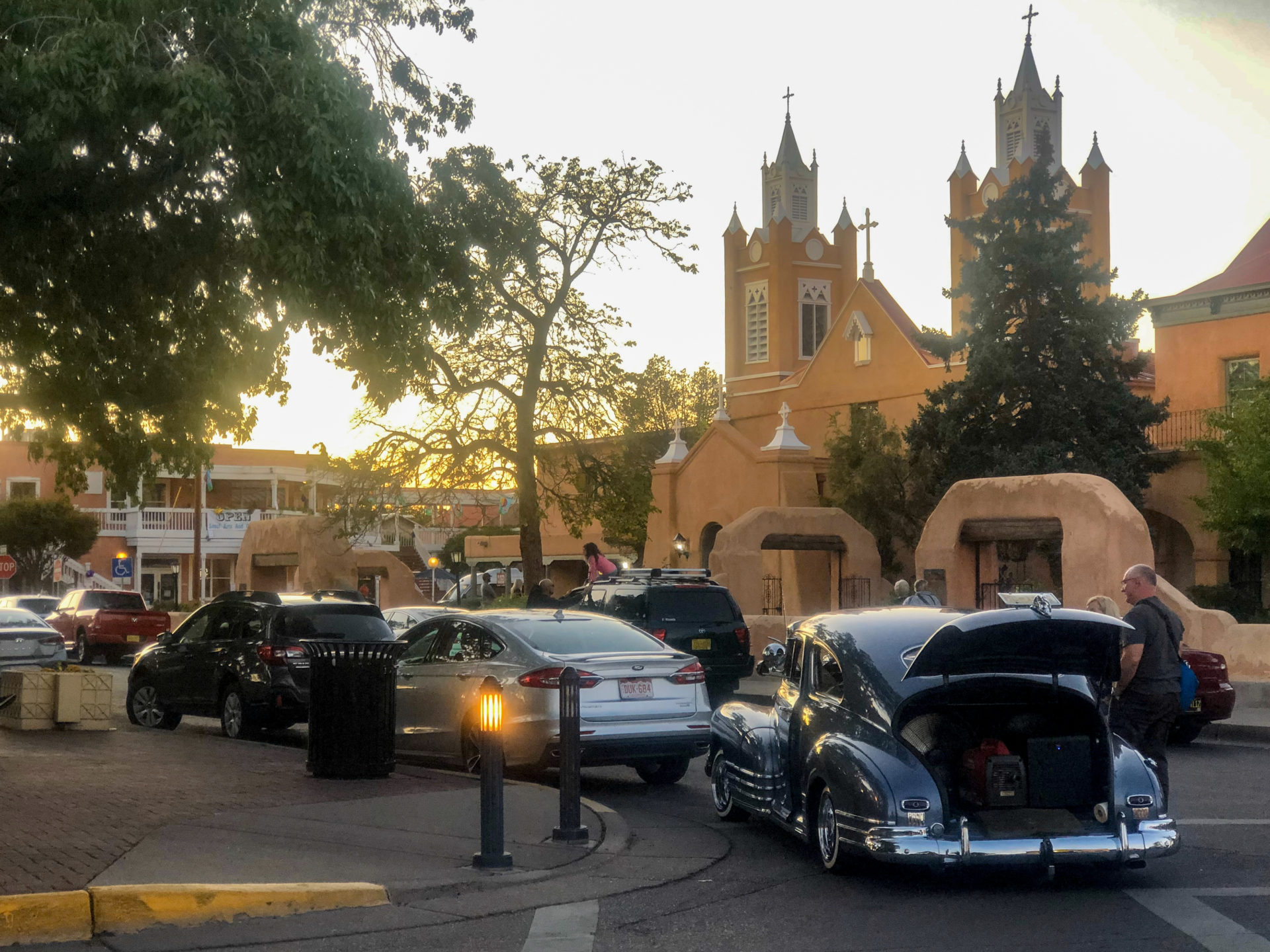 Oldtimer vor der Kirche San Felipe de Neri in Old Town Albuquerque