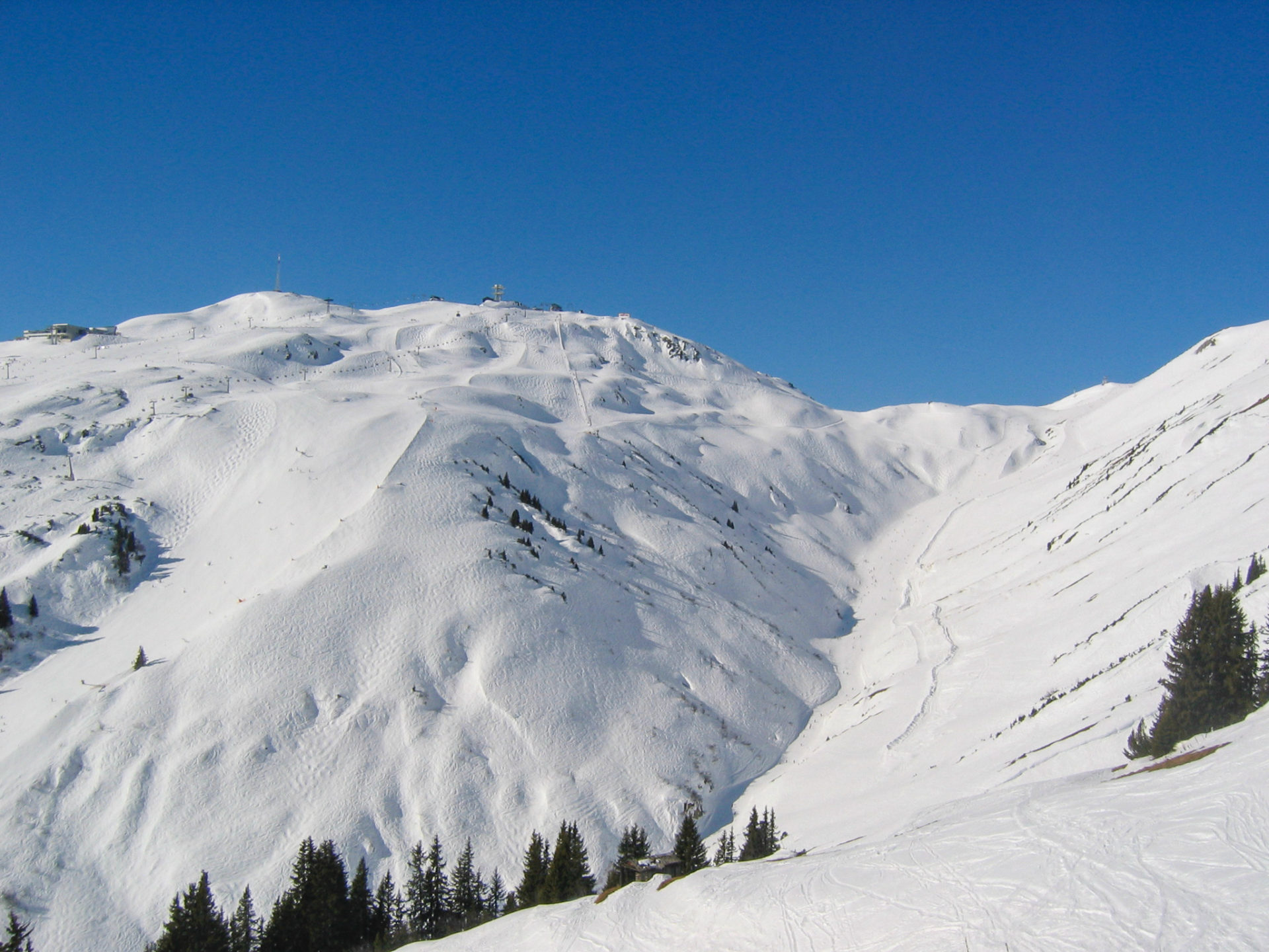 Piste bei blauem Himmel am Arlberg