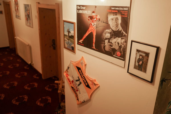 Ein Plakat mit Autogramm erinnert an Stammgast Ole Einar Bjørndalen in einem Hotel in Hochfilzen