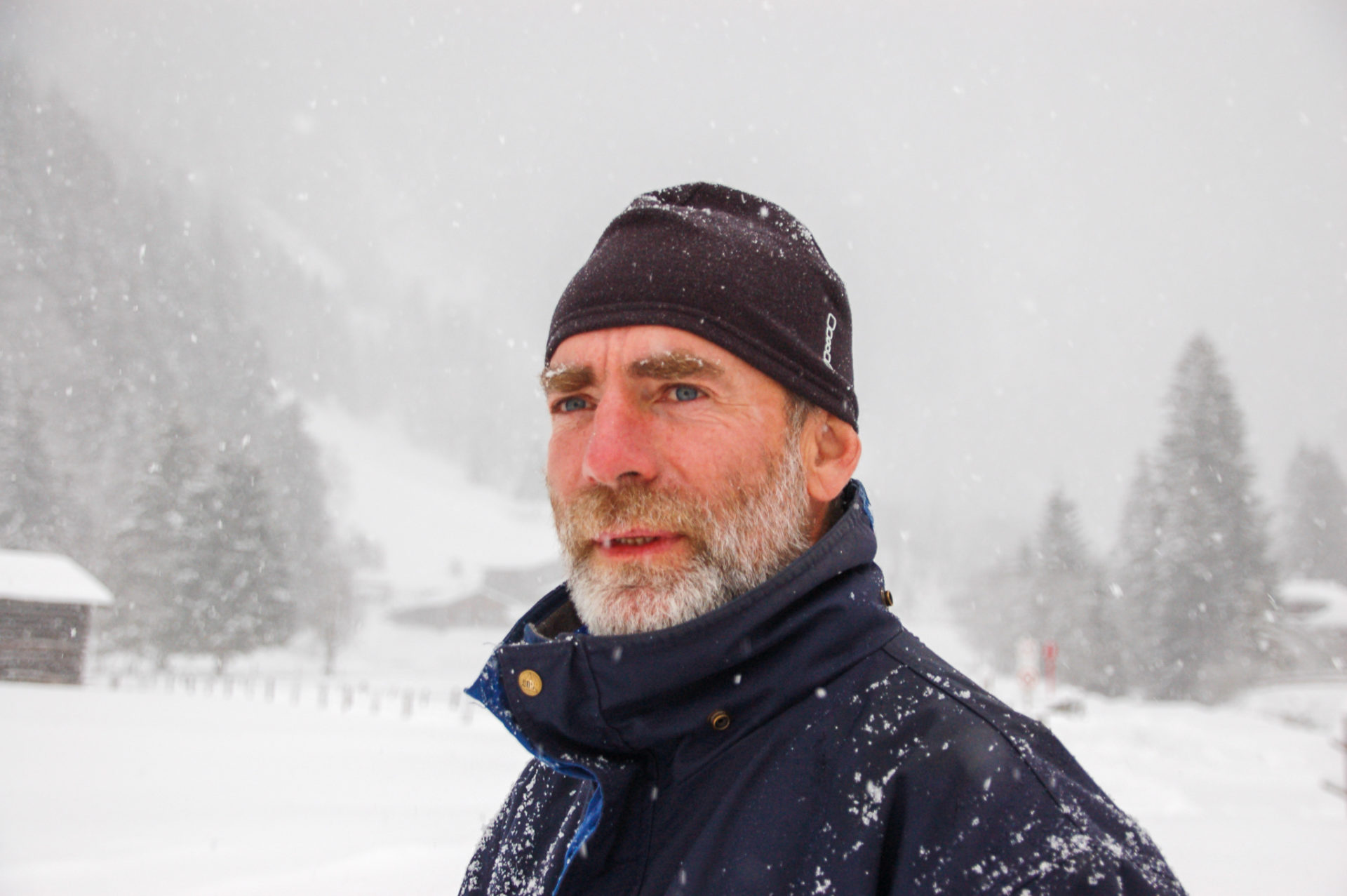 Johann Naglmayr vor verschneiter Winterlandschaft