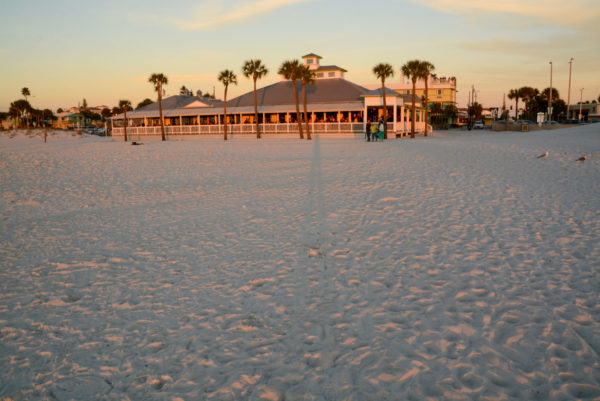 Ein Restaurant im Licht des Sonnenuntergang in Clearwater Beach in Florida