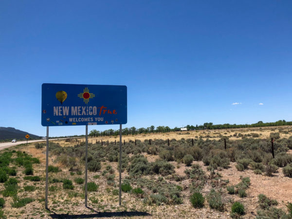 Schild mit der Aufschrift »New Mexico true« vor blauem Himmel an der Route 66