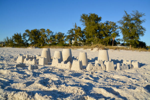 Sandburg am Strand von Anna Maria Island, einem der schönsten Strände in Florida