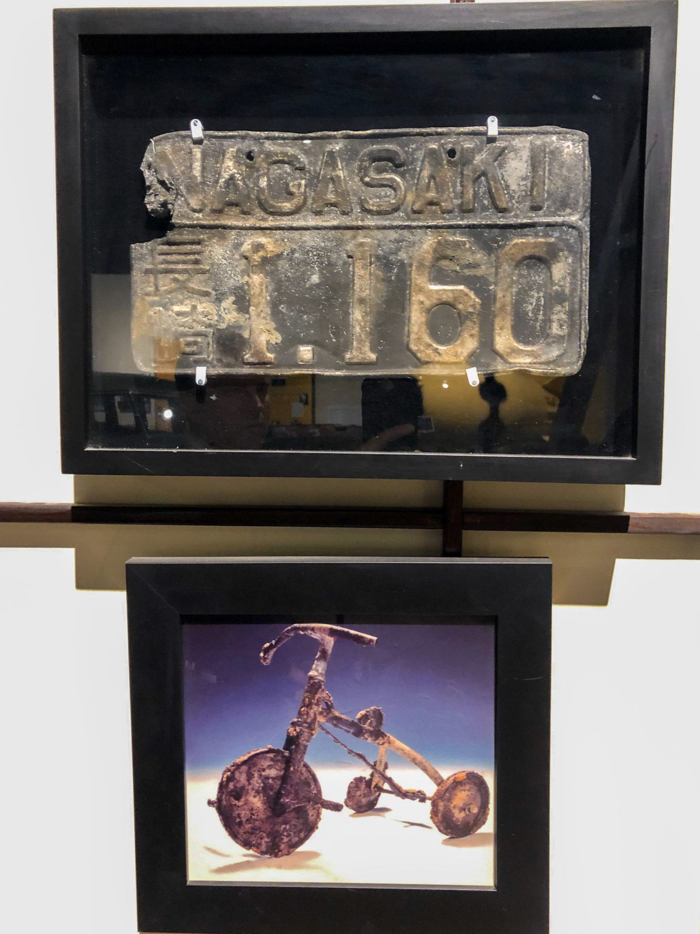 Nummernschild aus Nagasaki nach Zünden der Atombombe im Museum of Nuclear Science in Albuquerque im US-Bundesstaat New Mexico