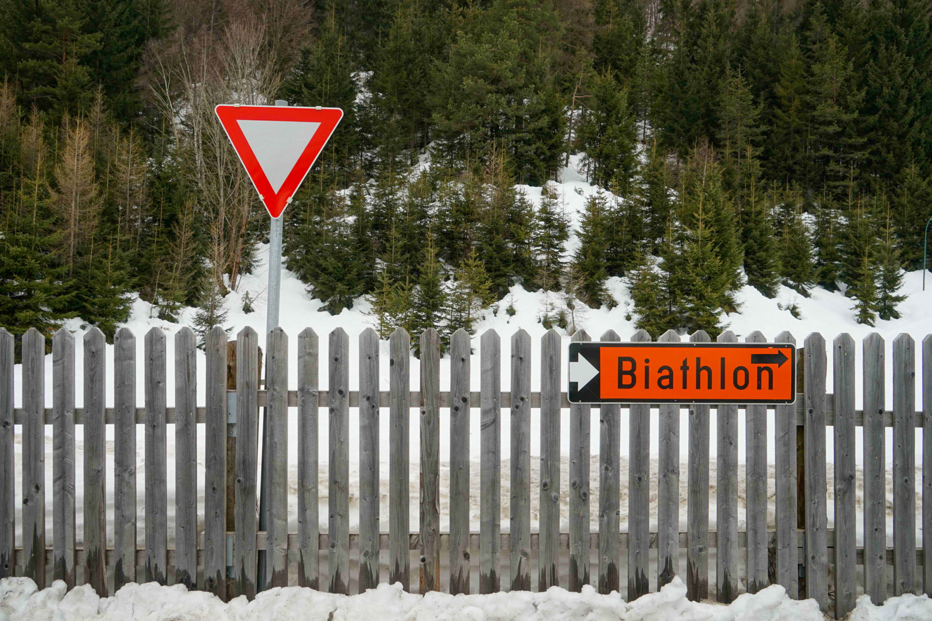 Ein Schild weist den Weg zur Biathlonanlage in Tirol