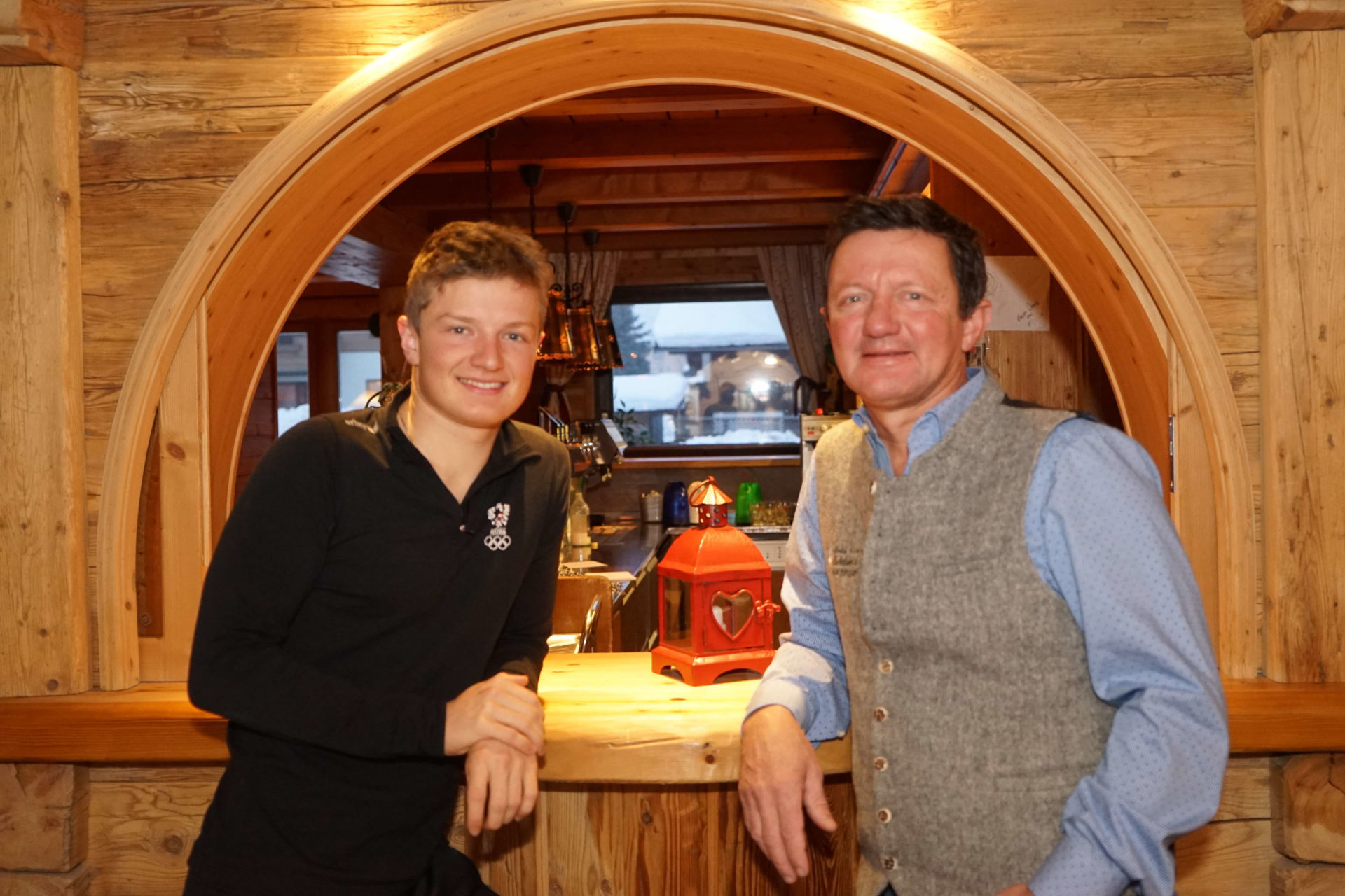 Vater und Sohn Sebastian Trixl nach dem Biathlon im Selbstversuch
