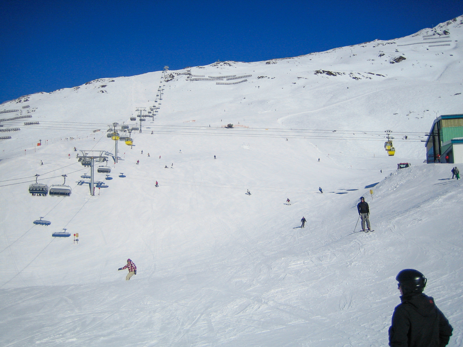 Abfahrt vom Arlberg in Tirol bei Kaiserwetter