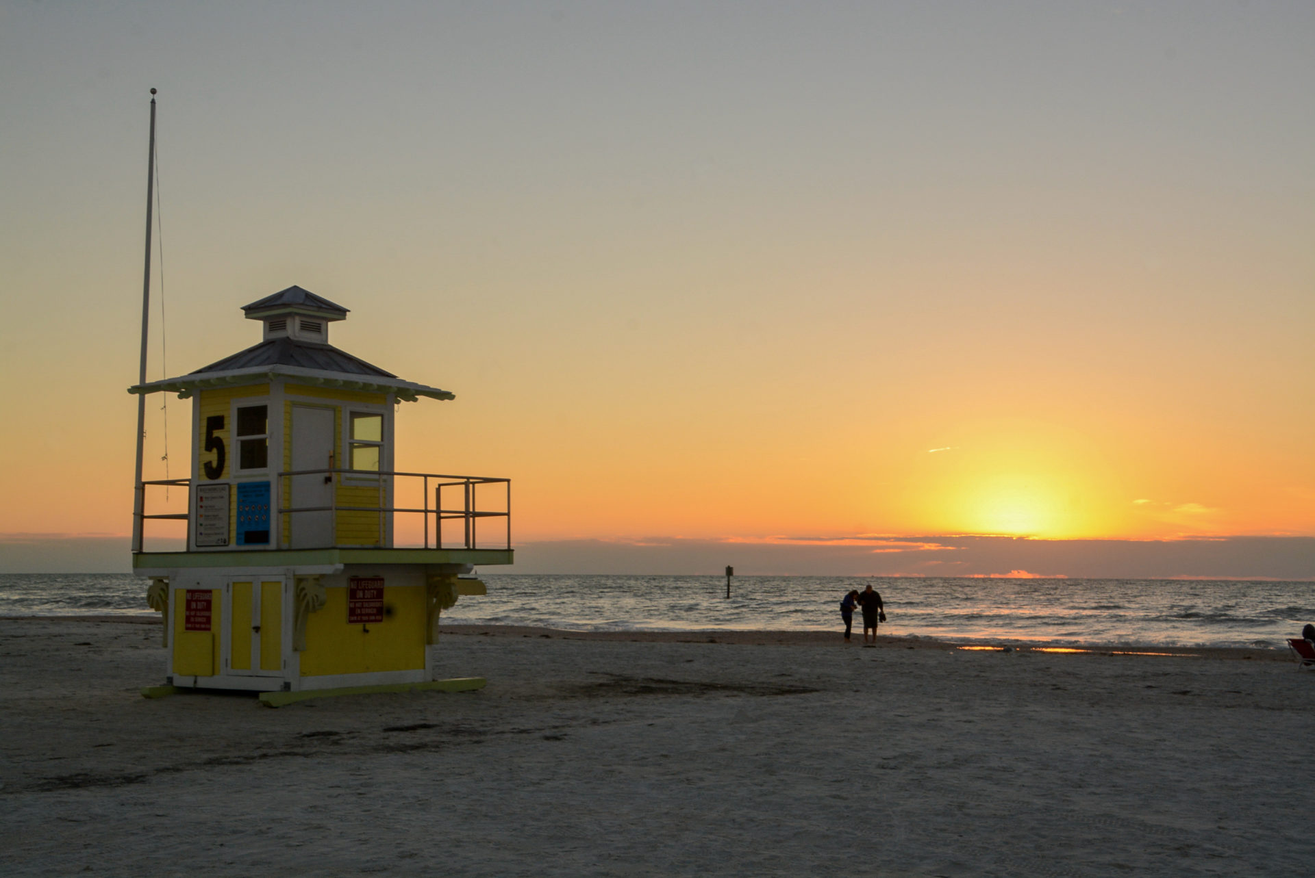Clearwater Beach Sonnenuntergang mit Bademeisterhäuschen ist einer der schönsten Strände in Florida