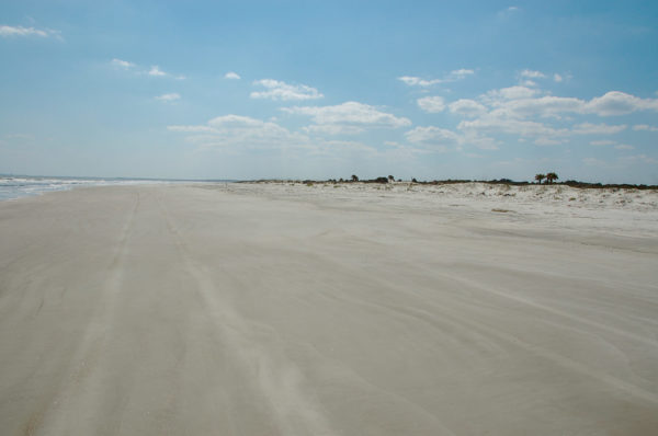 Der enorm breite Sandstrand auf Cumberland Island in Georgia
