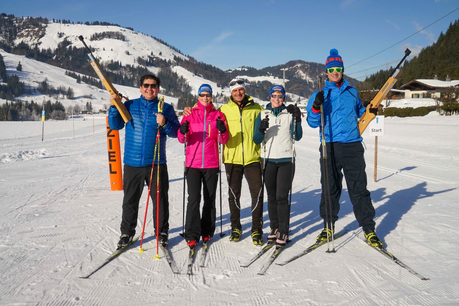Eine Gruppe junger Sportler beim Biathlon im Selbstversuch in Tirol