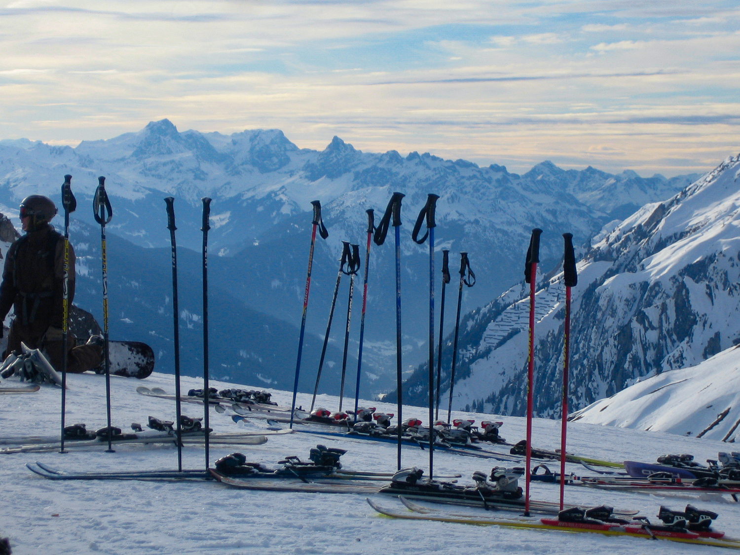 Skistöcke vor Bergpanorama an der Ulmer Hütte am Arlberg